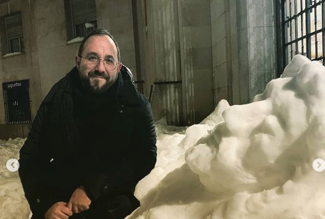 “Il mio Gesù della neve”. Prete costruisce crocifisso dopo la tempesta a Madrid