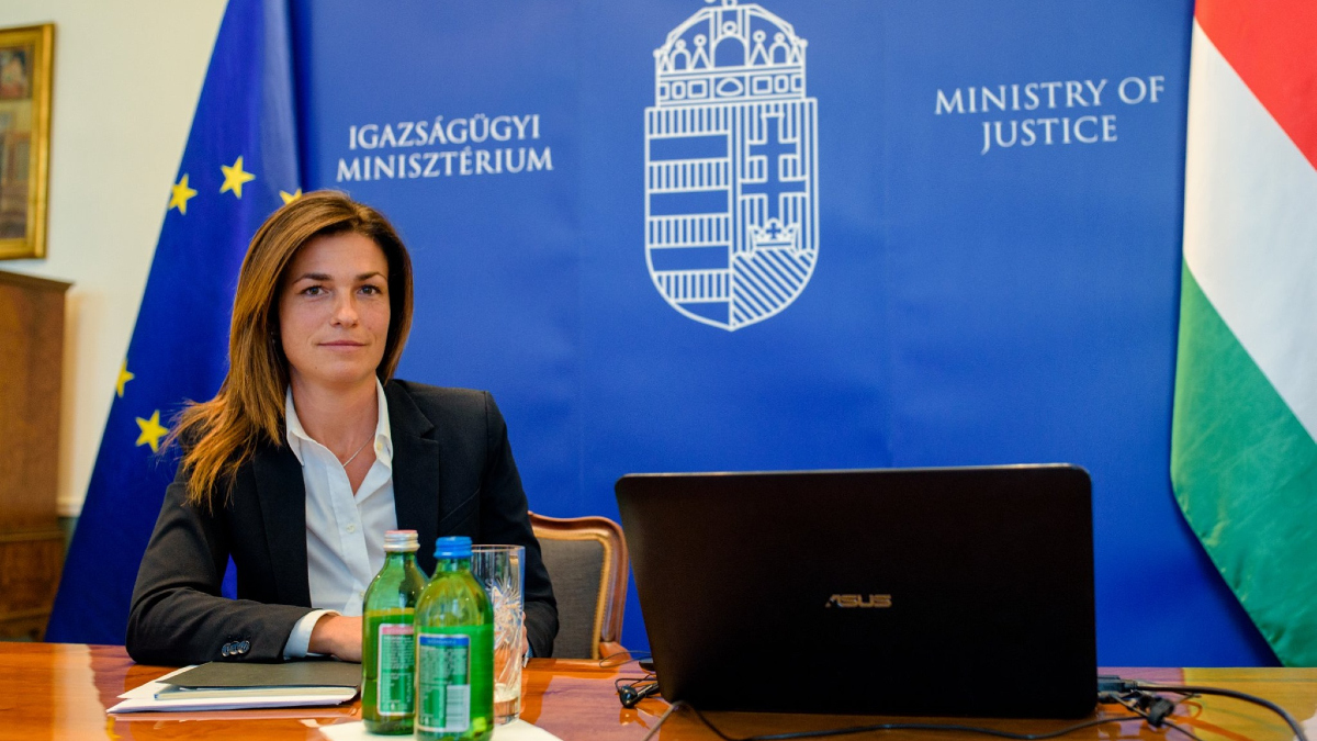 Il Guardasigilli ungherese spiega la legge sui minori, ma “Politico” le toglie la parola