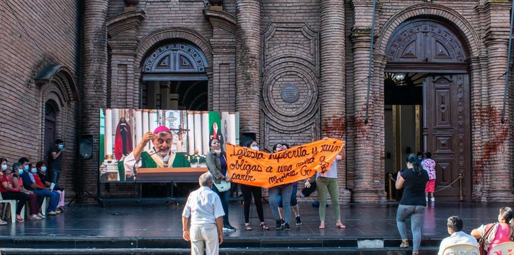Le femministe attaccano la cattedrale in Bolivia mentre viene celebrata la messa domenicale