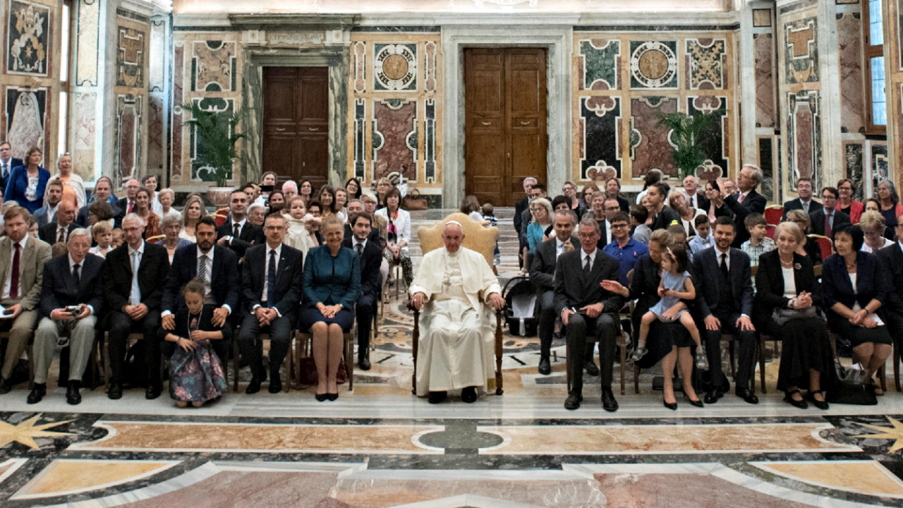 Papa: «Gli Stati riconoscano la famiglia fondata sul matrimonio un bene da premiare»