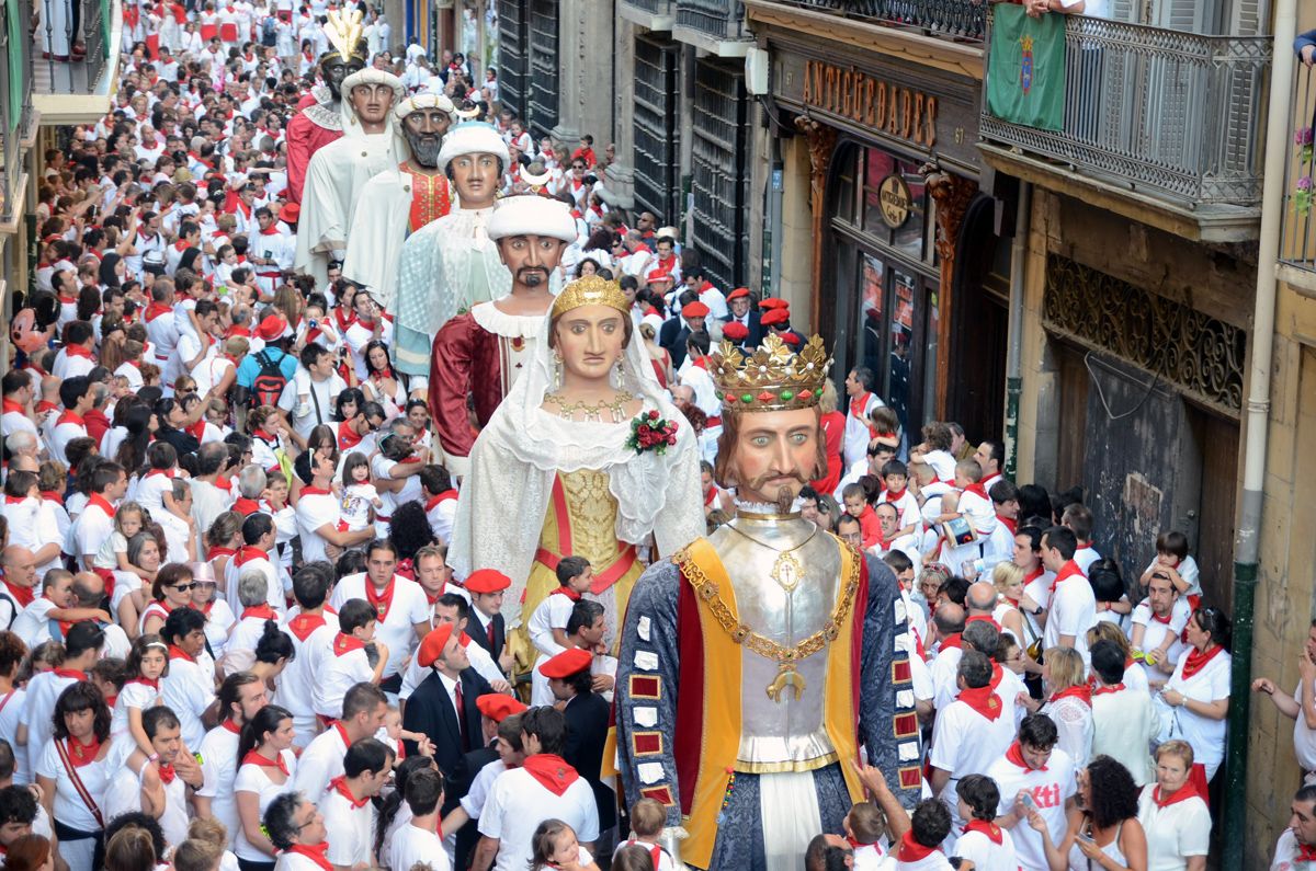 Estremisti di sinistra fermano la processione di San Fermín a Pamplona