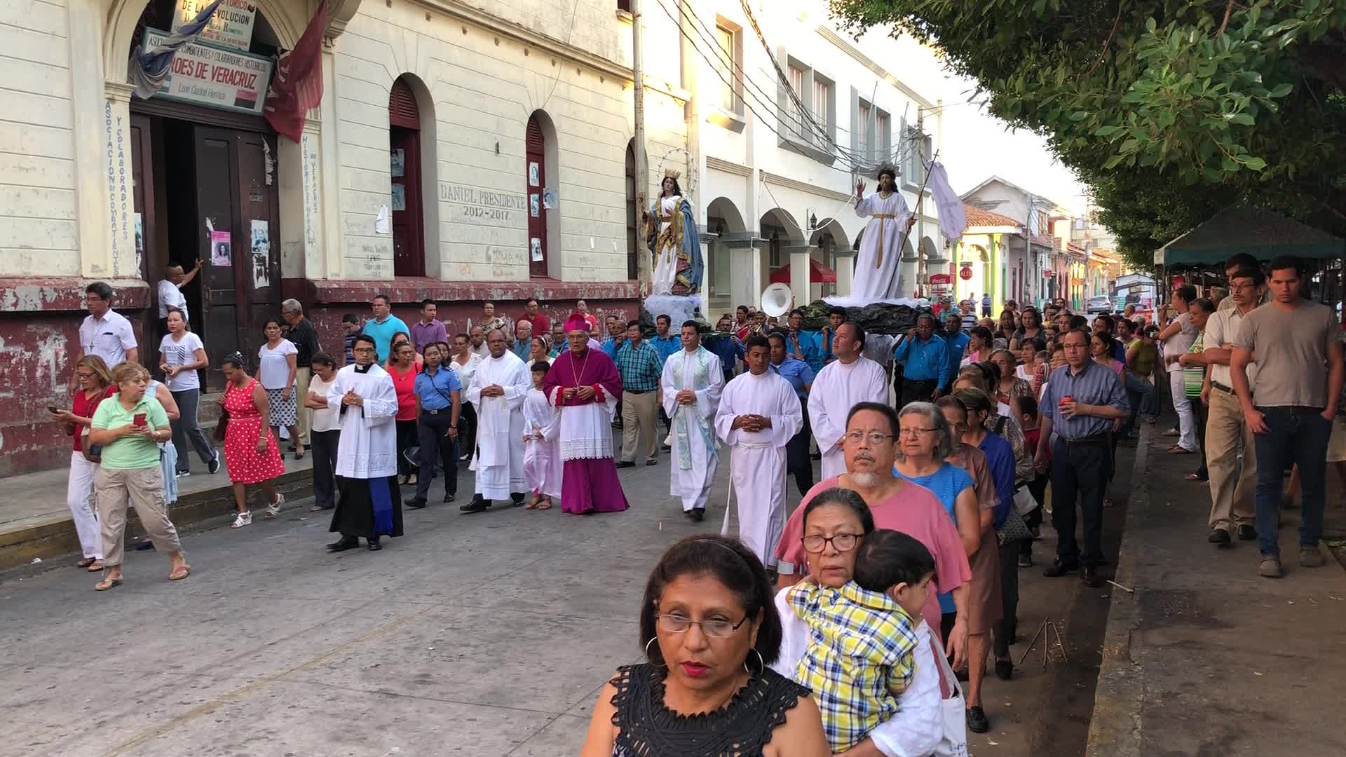 Nicaragua, i cattolici «disobbediscono» e tengono la processione