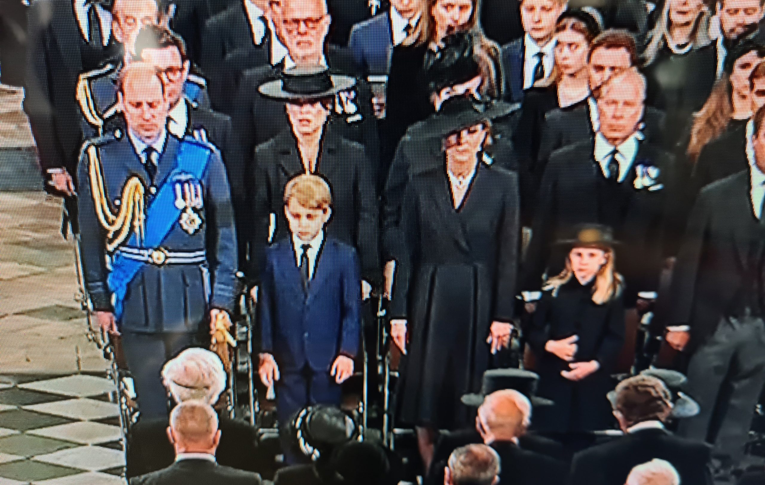 Charlotte e George ai funerali della nonna. Una straordinaria non notizia