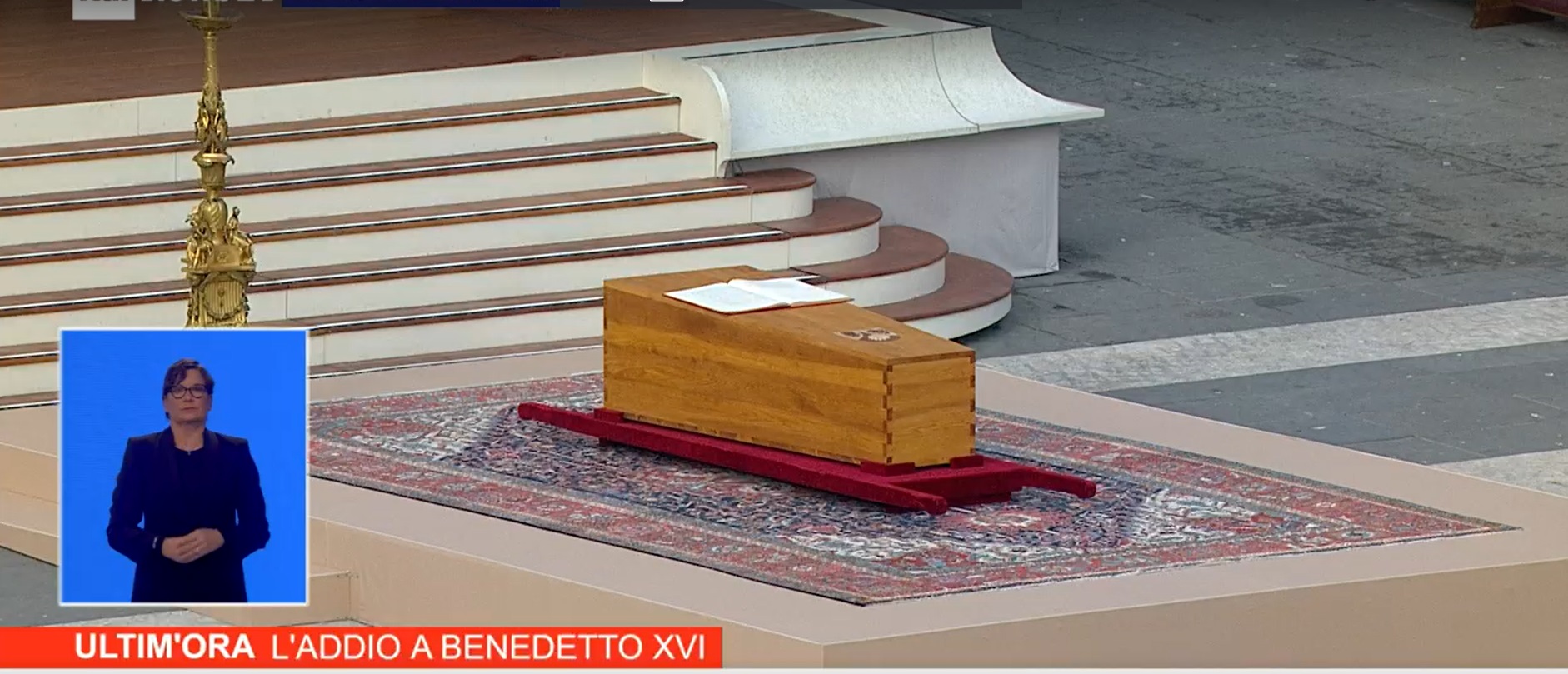 L’addio a Benedetto XVI in una San Pietro gremita e avvolta dalla nebbia. Poi sollevatasi