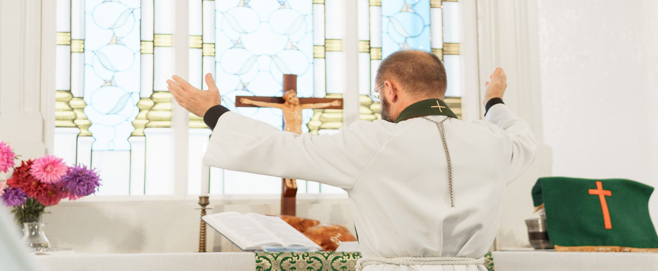 Indagine Usa: la maggioranza dei nuovi preti prega il rosario, va all’adorazione eucaristica e viene da genitori uniti