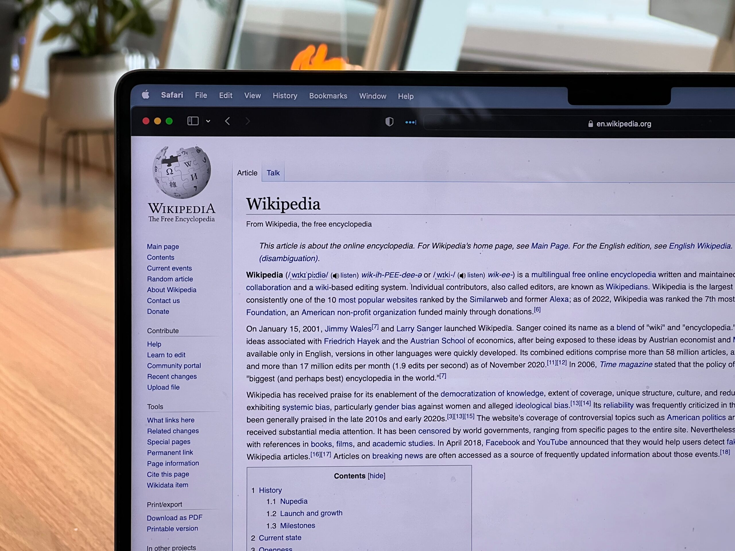 La confessione del fondatore di Wikipedia: «La piattaforma è controllata da FBI e CIA e ovviamente pende a sinistra»